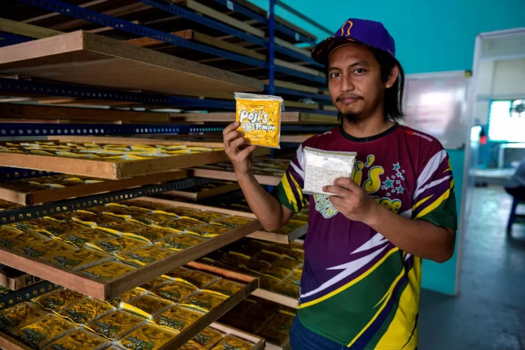 Mohd Fauzi Abdul Wafa di ruang pengeluaran Pojie’s Tempe